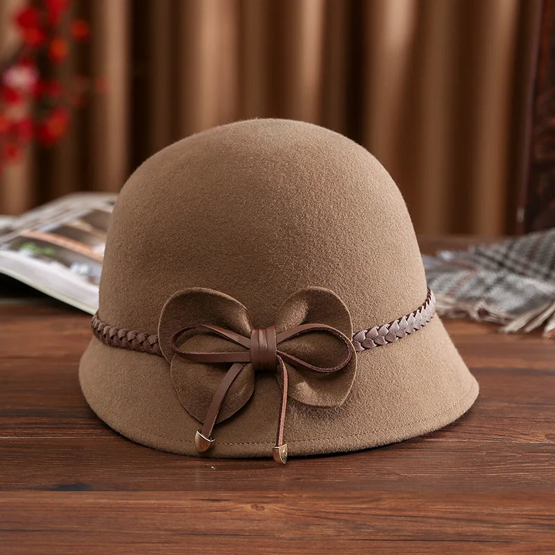 Vue latérale d'un chapeau cloche gris avec ruban