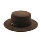 Chapeau Fedora blanc avec bande marron sur une étagère