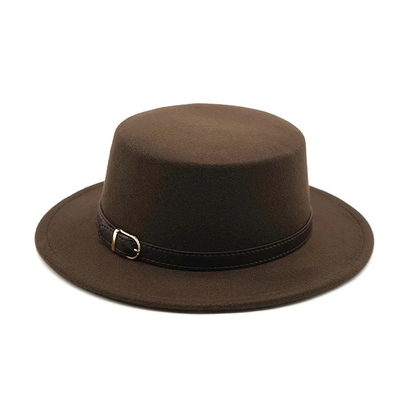 Chapeau Fedora blanc avec bande marron sur une étagère