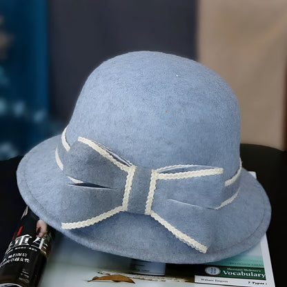 Détail du ruban sur un chapeau cloche, finition soignée