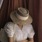 Chapeau de paille accroché à un crochet mural