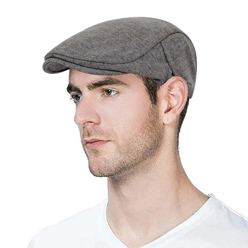 Béret en coton noir sur fond blanc, vue de côté
