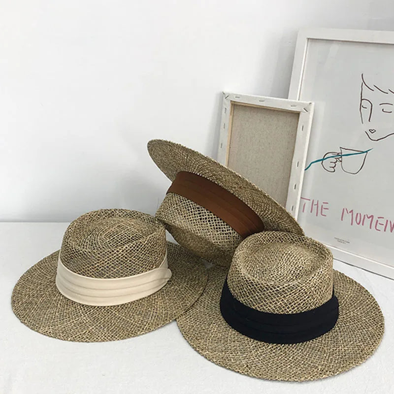 Vue de dessus d'un chapeau de paille avec ruban noir
