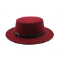 Chapeau Fedora en paille posé sur une chaise en terrasse