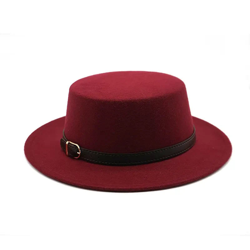 Chapeau Fedora en paille posé sur une chaise en terrasse