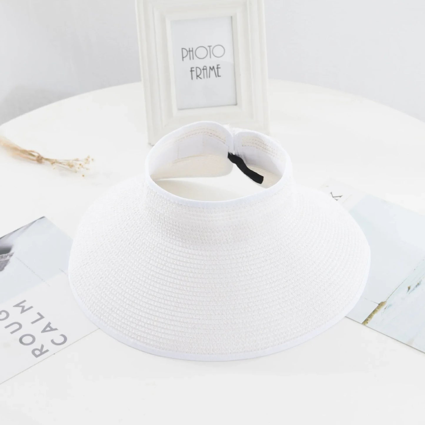 Chapeau de paille sur une serviette de plage colorée