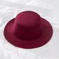 Détail du bord d'un chapeau Fedora, couture visible
