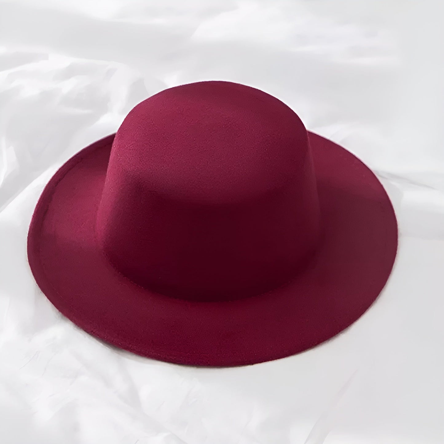 Détail du bord d'un chapeau Fedora, couture visible