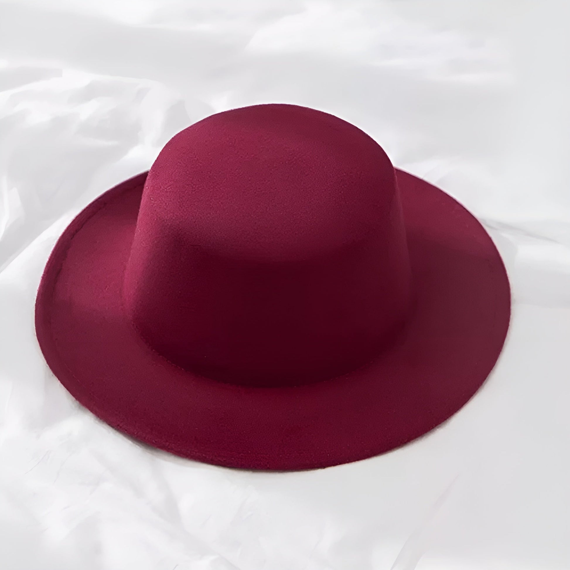 Détail du bord d'un chapeau Fedora, couture visible