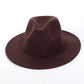 Chapeau Fedora suspendu, soulignant sa légèreté et résistance