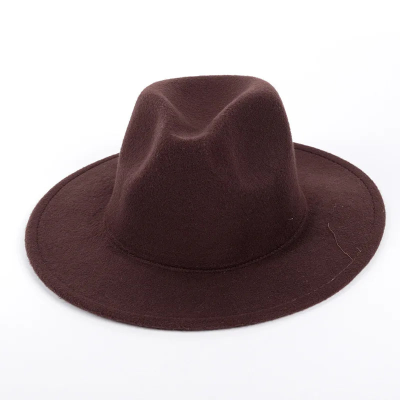 Chapeau Fedora suspendu, soulignant sa légèreté et résistance