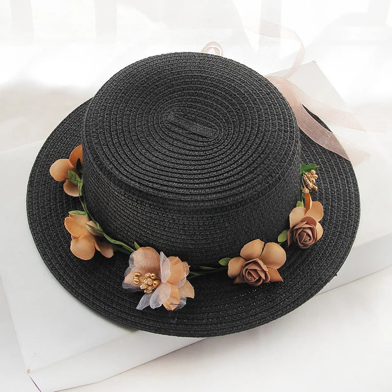 Chapeau de paille avec bandeau coloré, en extérieur