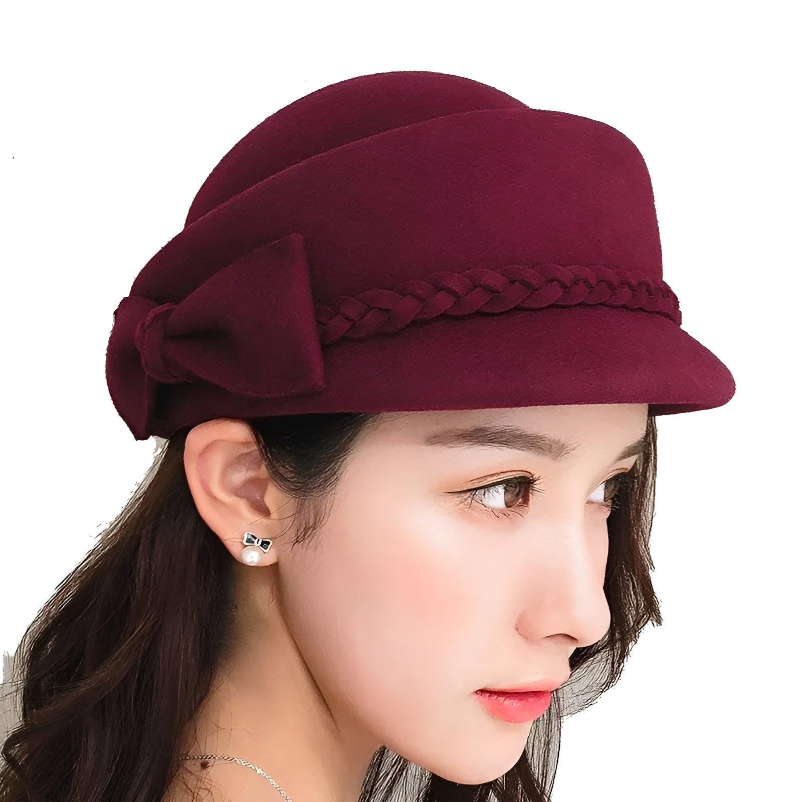 Chapeau cloche rouge avec bord arrondi distinctif