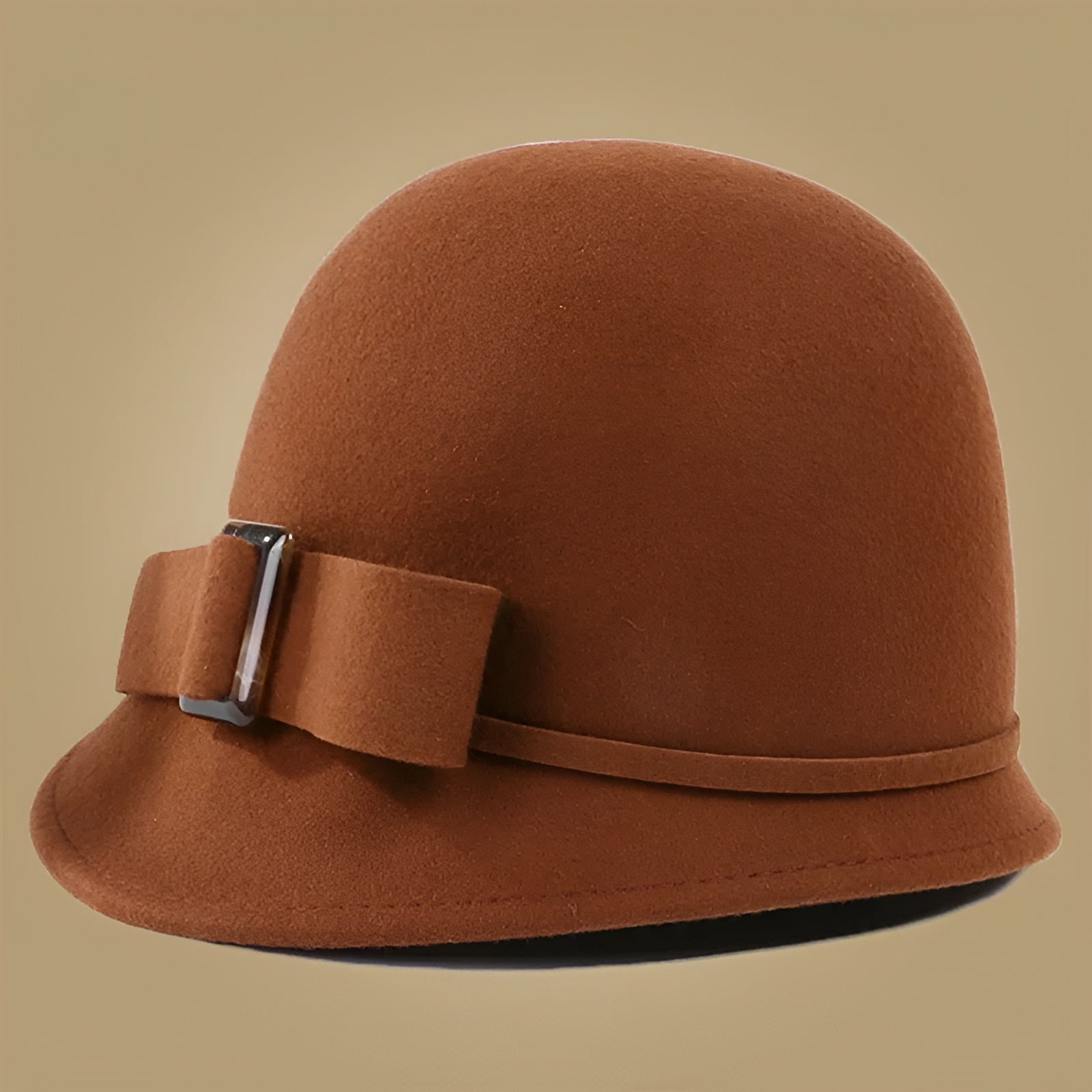 Chapeau cloche bleu marine avec bandeau décoratif