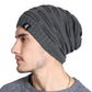 Bonnet en maille torsadée sur mannequin masculin