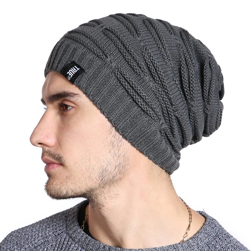 Bonnet en maille torsadée sur mannequin masculin