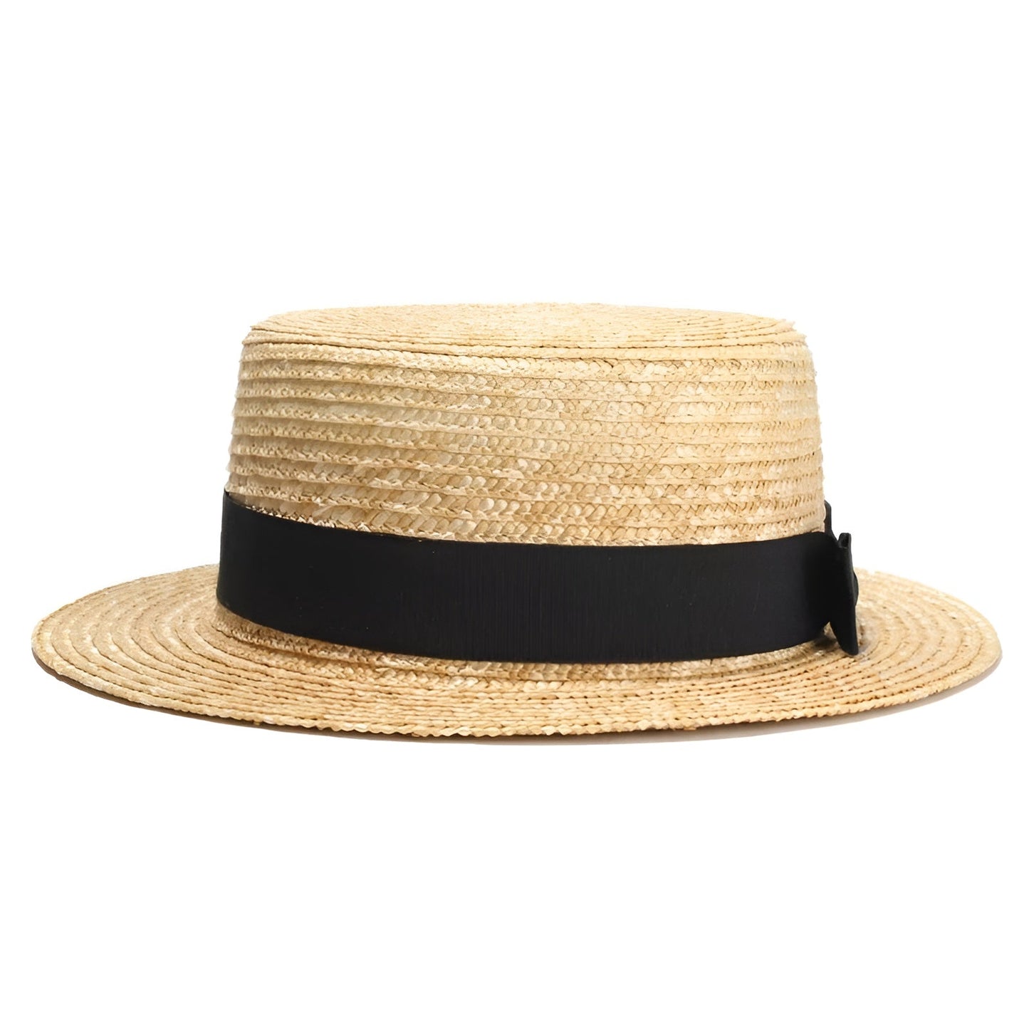 Chapeau de paille sur fond beige, style décontracté