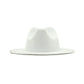 Chapeau Fedora en gros plan, montrant la texture du tissu