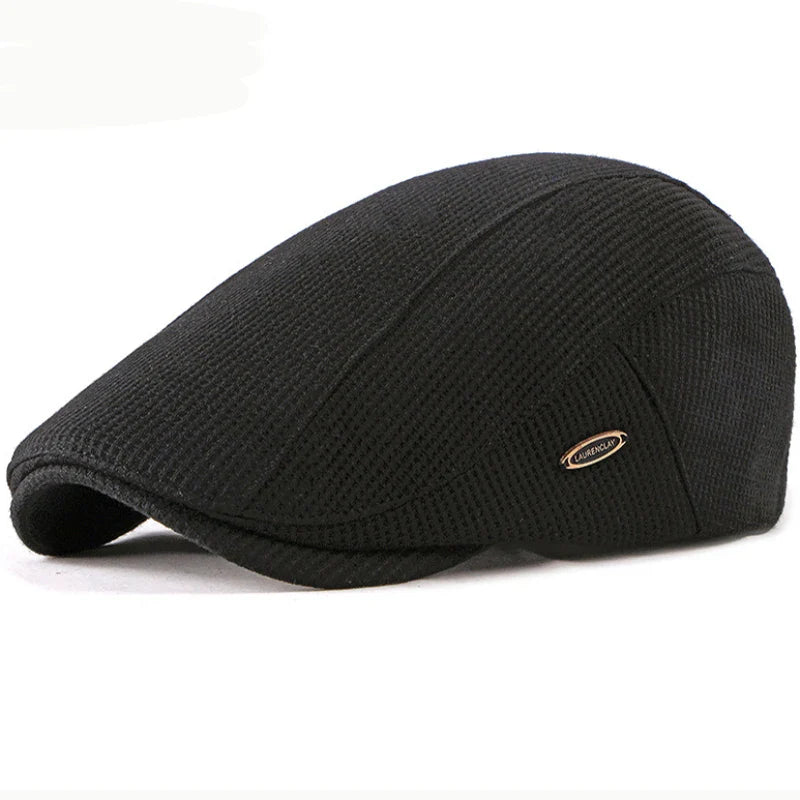 Homme portant un béret coloré, style décontracté