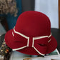 Chapeau cloche posé sur une table, lumière douce et ombre