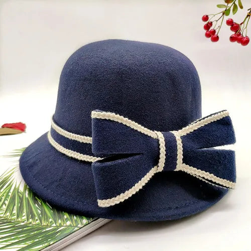 Femme portant un chapeau cloche élégant, ambiance vintage