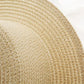 Vue aérienne d'un chapeau de paille sur fond de sable