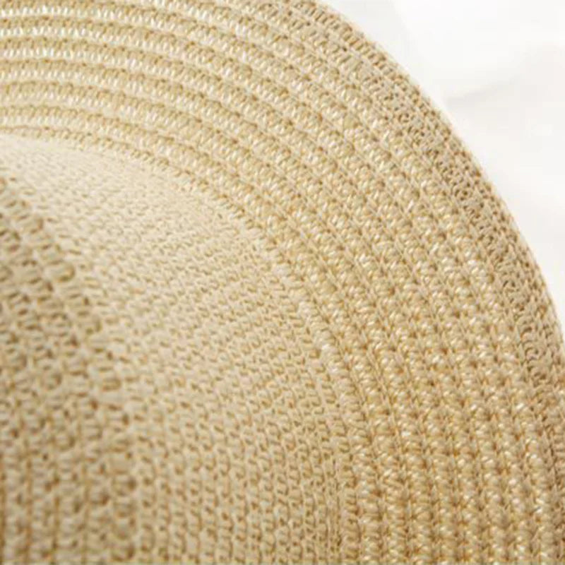 Vue aérienne d'un chapeau de paille sur fond de sable