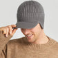 Vue de profil du bonnet avec visière et rabats