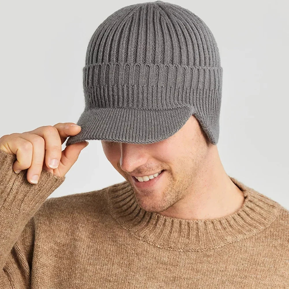 Vue de profil du bonnet avec visière et rabats