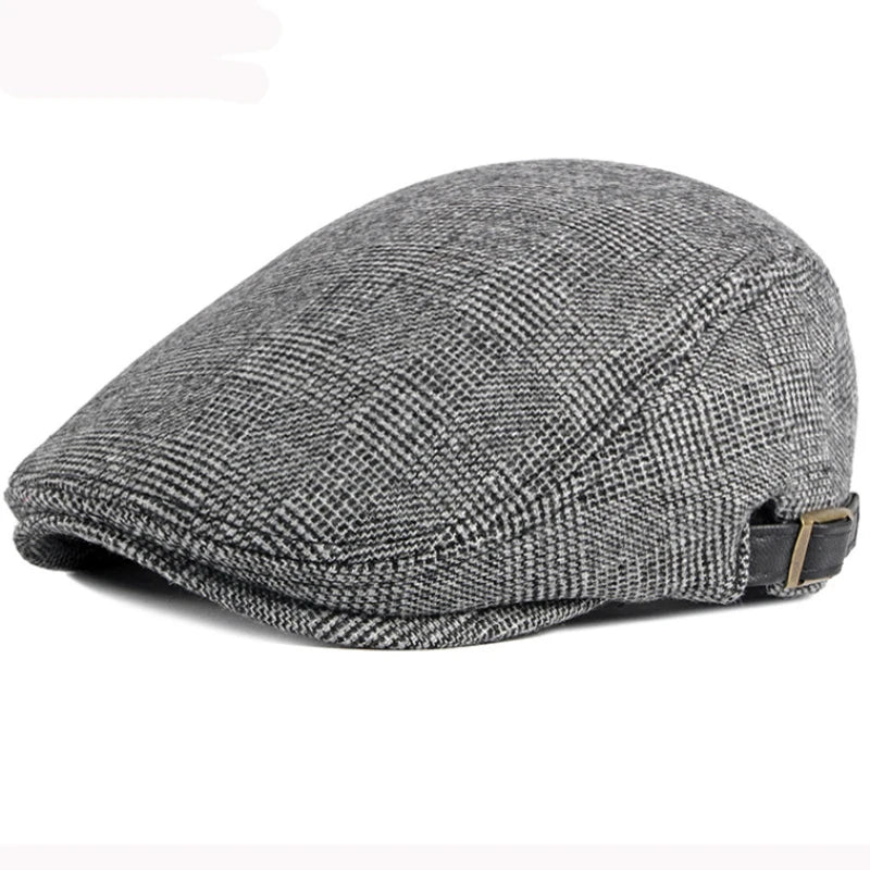 Homme de profil avec béret chevron, style urbain