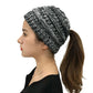 Femme portant un bonnet avec cheveux sortant à l'arrière
