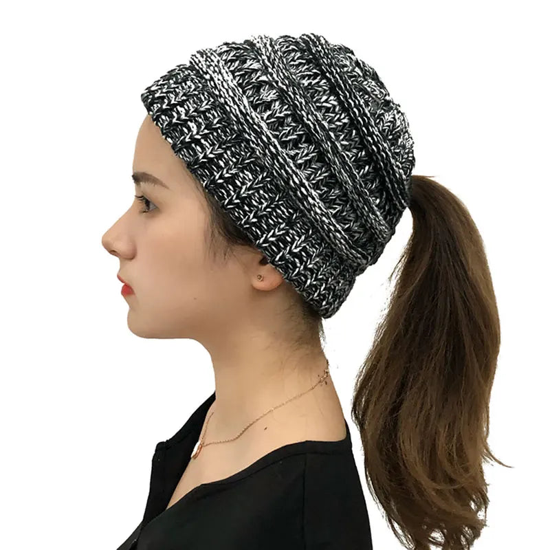 Femme portant un bonnet avec cheveux sortant à l'arrière