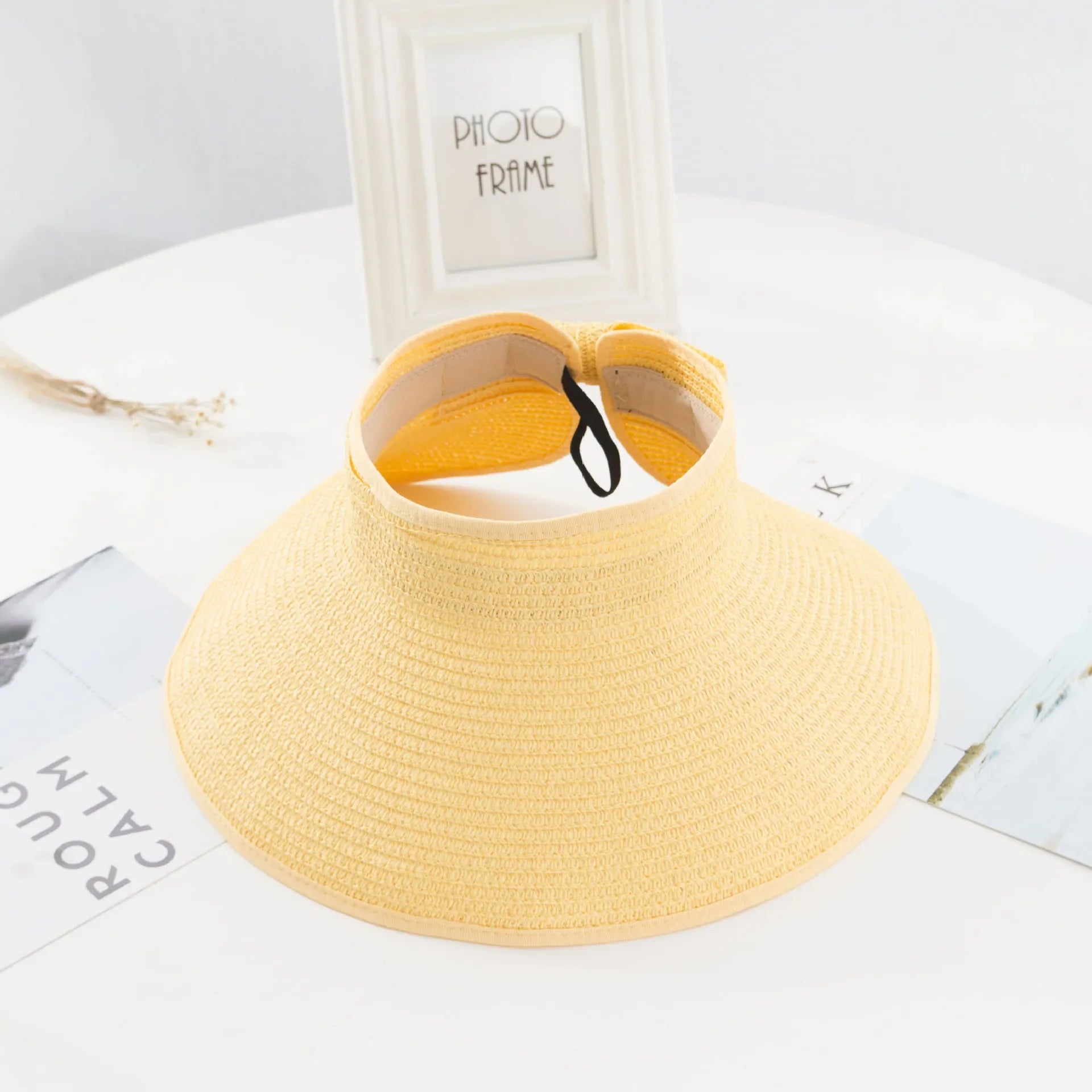 Gros plan sur le tressage du chapeau de paille