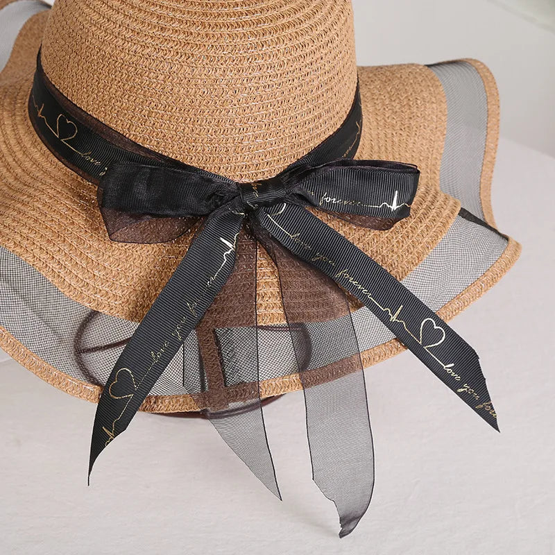 Détail du tissage en paille naturelle du chapeau