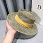 Chapeau de paille avec une fleur décorative sur le côté