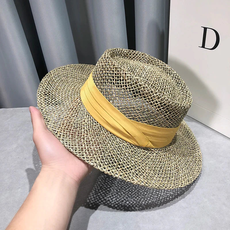 Chapeau de paille avec une fleur décorative sur le côté