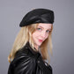 Femme portant un béret en cuir noir, vue de profil