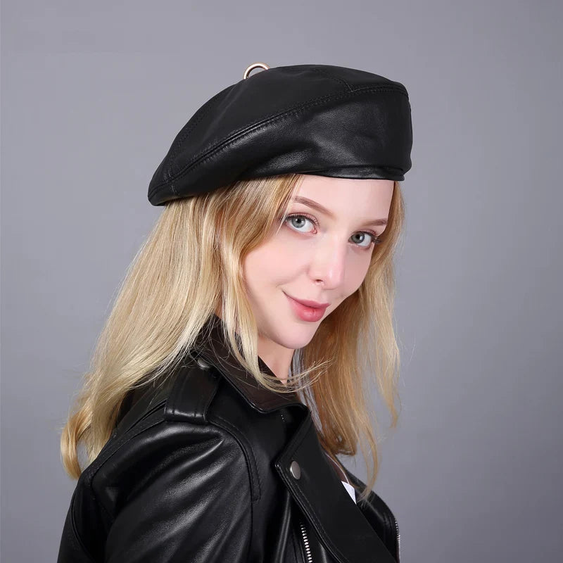 Femme portant un béret en cuir noir, vue de profil