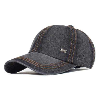Gros plan sur le tissu denim texturé d'une casquette