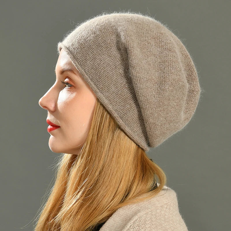 Gros plan sur la maille torsadée du bonnet en cachemire