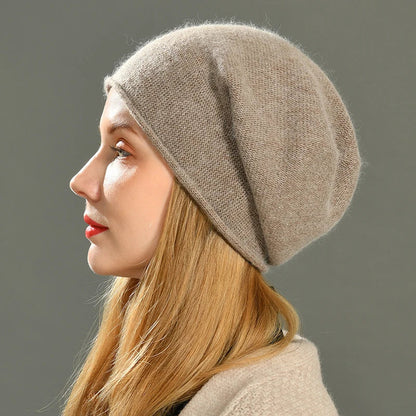 Gros plan sur la maille torsadée du bonnet en cachemire