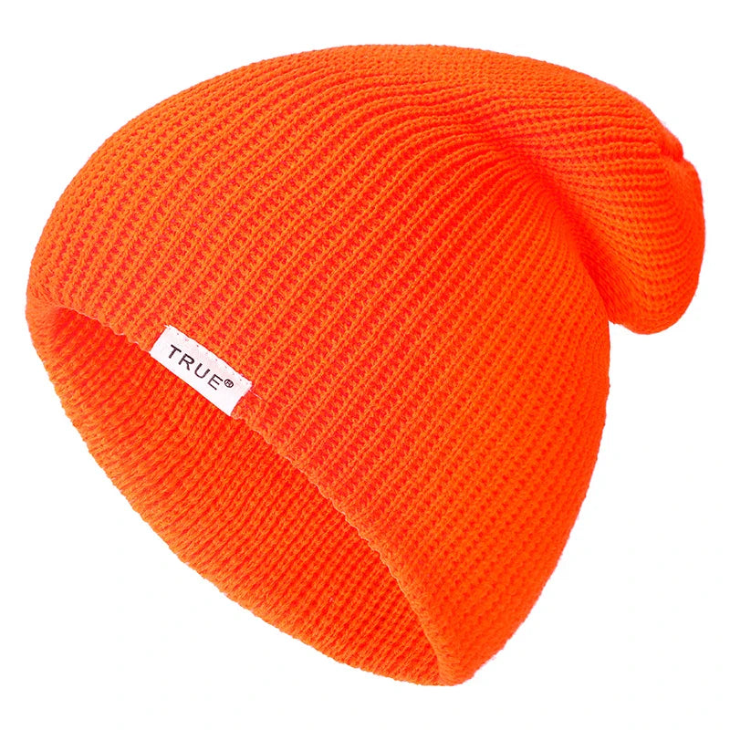 Bonnet rose pâle en tricot, avec fond flou