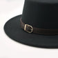 Chapeau Fedora gris avec bande noire sur fond blanc