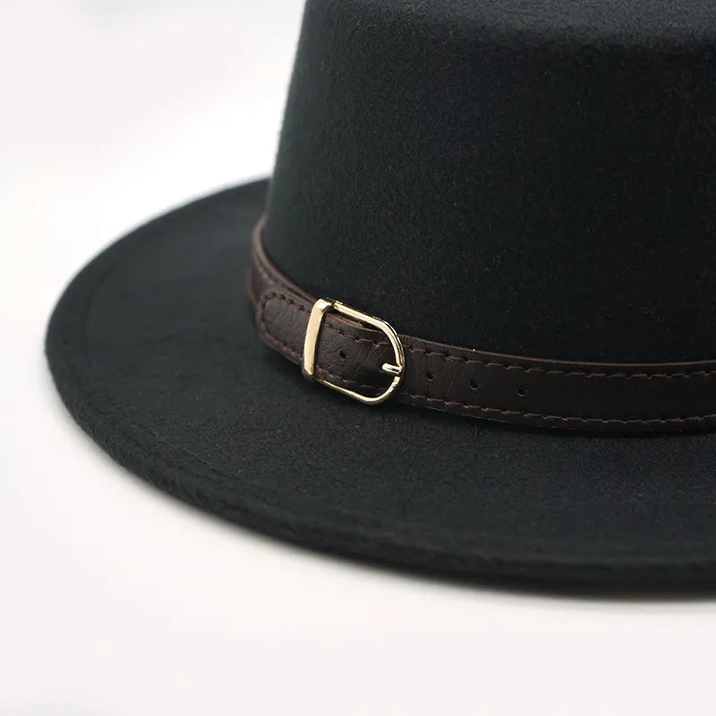 Chapeau Fedora gris avec bande noire sur fond blanc