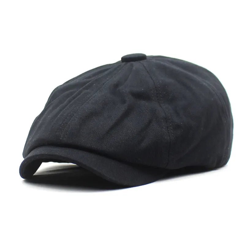 Homme et femme portant des casquettes gavroche assorties