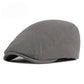 Homme souriant portant un béret, fond urbain flou