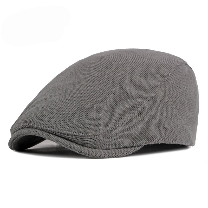 Homme souriant portant un béret, fond urbain flou