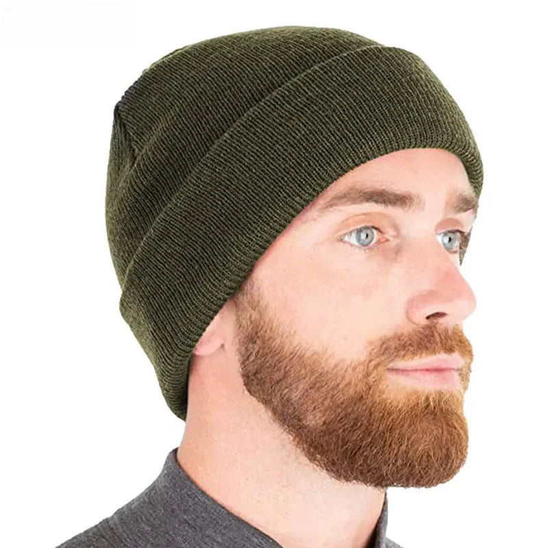 Bonnet en maille douce posé sur une surface en bois