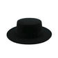 Homme souriant portant un Fedora vert olive, en extérieur