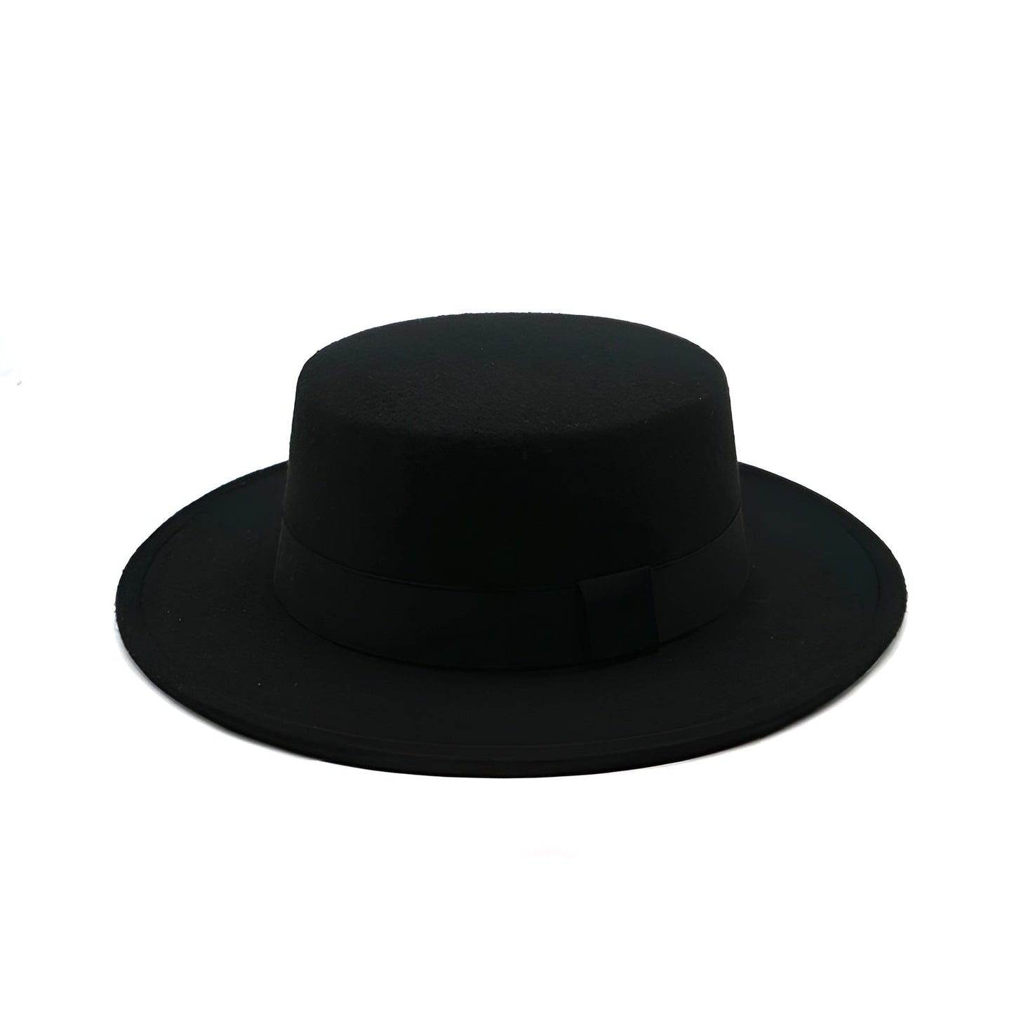 Homme souriant portant un Fedora vert olive, en extérieur